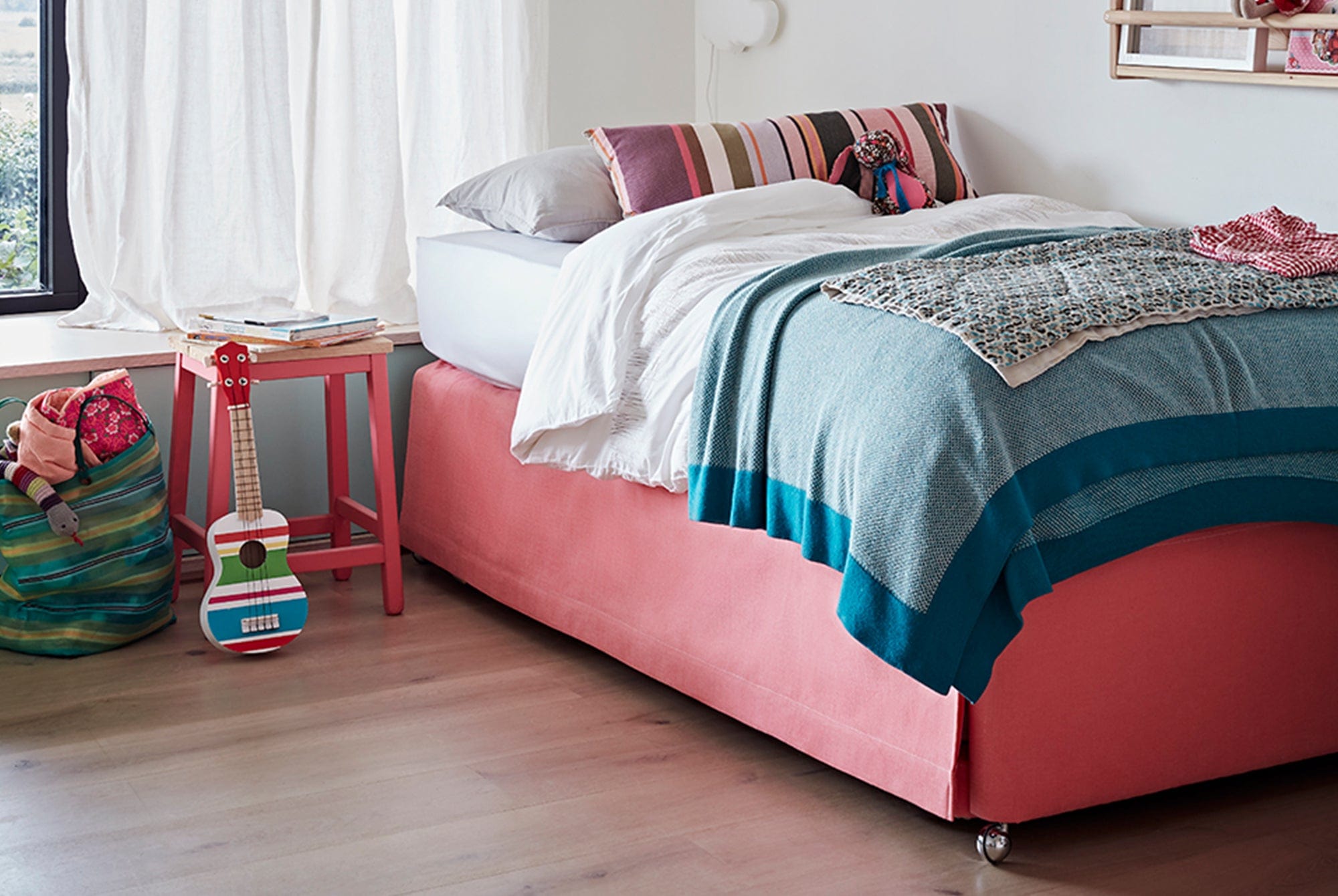 Fold away store trundle bed